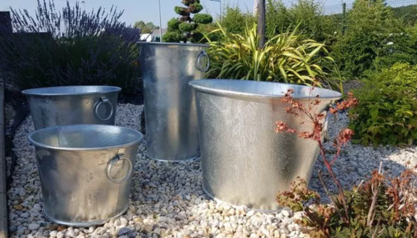 Comment intégrer une bassine en zinc dans un jardin zen ?
